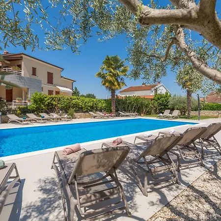 Paradiso 2 Mit Pool , Garten, Liegen