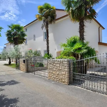 Paradiso 2 Mit Pool , Garten, Liegen * Porec