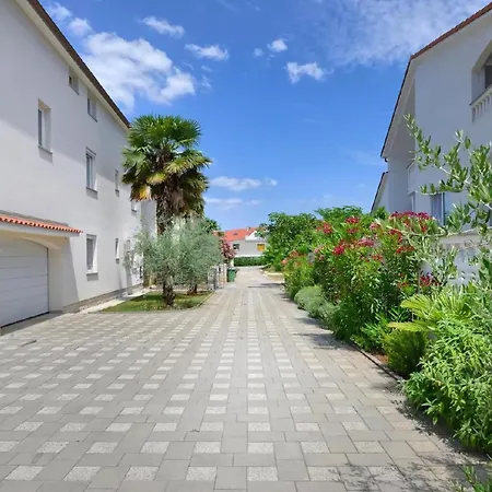 Paradiso 2 Mit Pool , Garten, Liegen