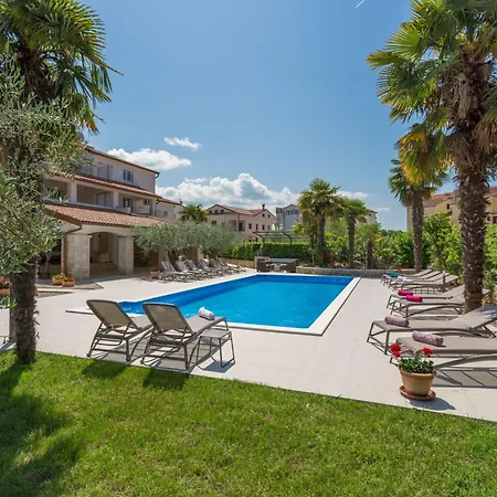 Apartment Paradiso 2 Mit Pool , Garten, Liegen *