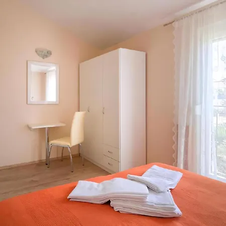 Paradiso 2 Mit Pool , Garten, Liegen Apartment Porec