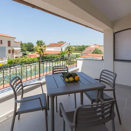 Paradiso 2 Mit Pool , Garten, Liegen Apartment