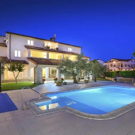 Paradiso 2 Mit Pool , Garten, Liegen * Poreč